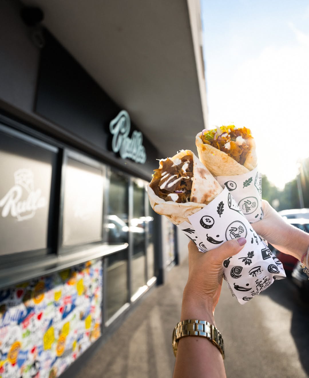 Dvije Rulla rolice u tortilji ispred Rulla lokala